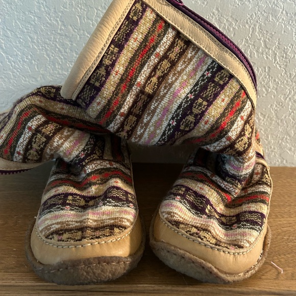 SOREL boots, warm lining reenforced heel, zip up side. Sz 7 - Picture 6 of 8